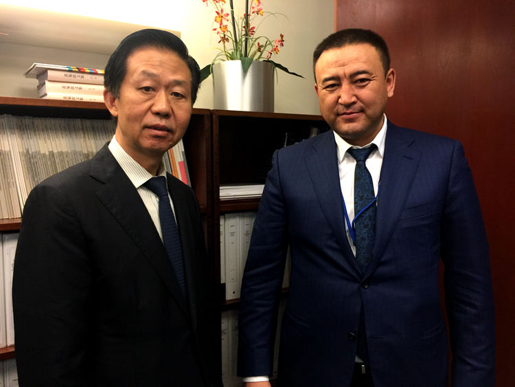 何立峰会见英国财政大臣里夫斯