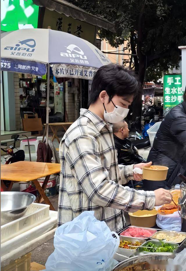 五星级酒店摆地摊日入3万元，出摊37分钟售罄！经理：不在乎别人说摆地摊掉价